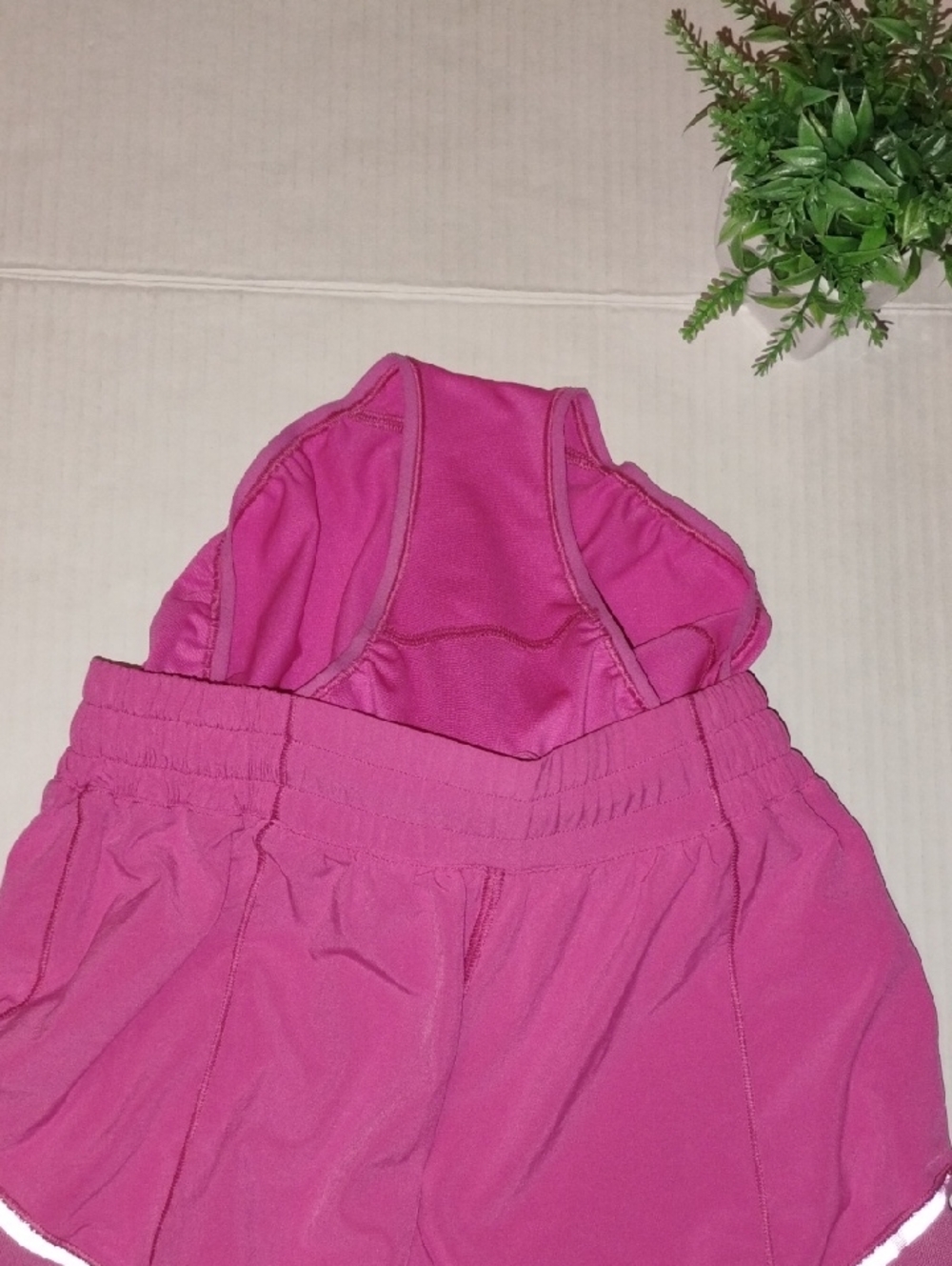 lululemon athletica Sonic Pink Hotty Hot Shorts. Women's size 4. - Picture 10 of 11